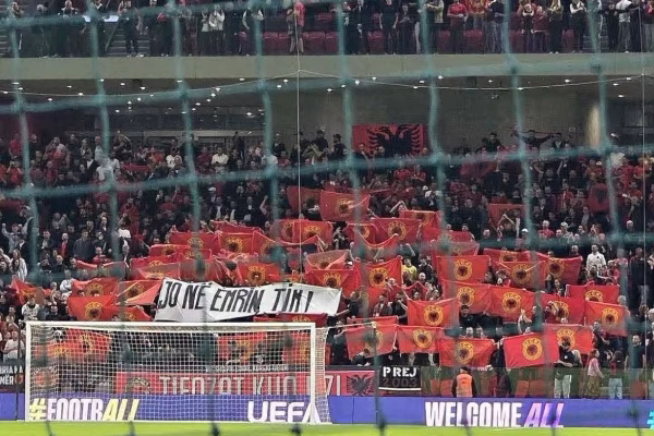 “Jo në emrin tim”, tifozët “Kuq e Zi” dërgojnë mesazh për ish-krerët e UÇK-së gjatë përballjes Shqipë