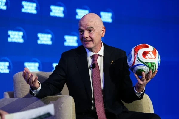 Infantino sfidon rivalët dhe skandalet, njofton se do të kandidojë përsëri për president të FIFA në vitin 2027