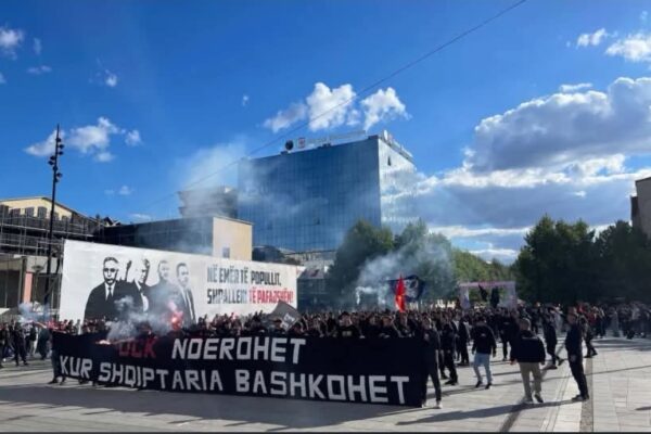 “UÇK nderohet kur shqiptaria bashkohet” – Nis protesta e tifo-grupeve kundër vendimit të Speciales