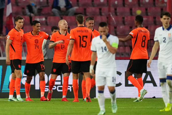 Holanda triumfon në Serbi, fiton edhe Danimarka