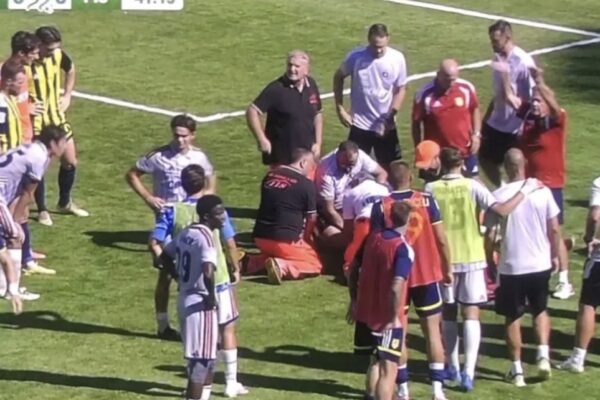 Panik gjatë ndeshjes në Itali, futbollisti humb papritur ndjenjat dhe rrëzohet