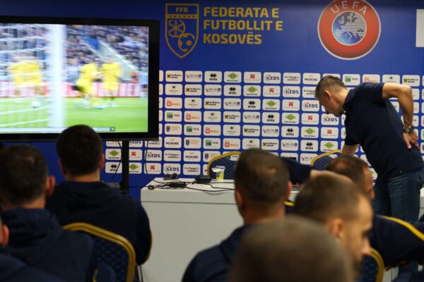 Gjyqtarët e Superligës avancojnë njohuritë në sistemin VAR