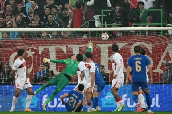 Italia fiton dhe bind, katër gola Turqisë