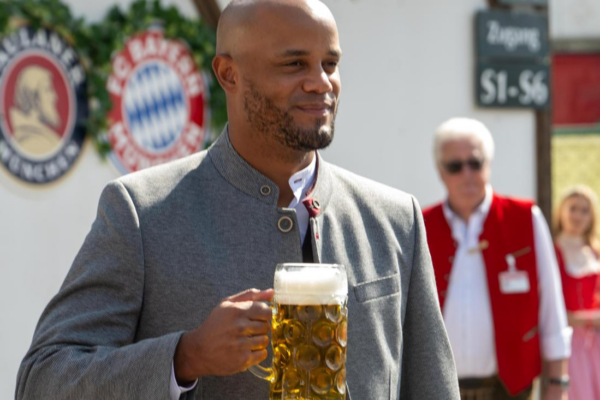 Kompany nuk do ta humbasë “Oktoberfestin”: Ndihem si në shtëpi këtu, birra është si fe edhe në Belgjikë