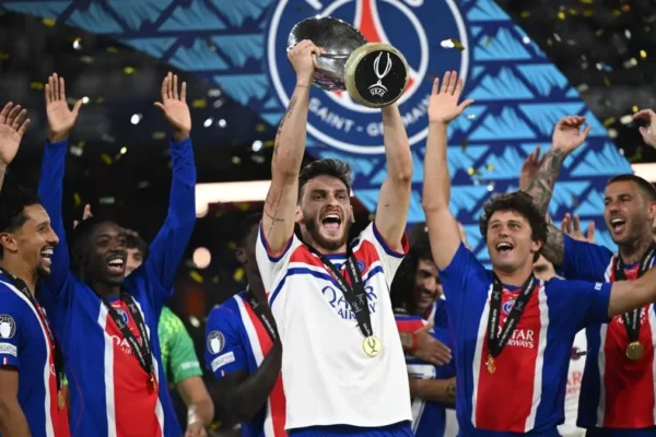 “Topi i Artë” 2026, Kvaratskhelia pranon: Ndonjëherë flasim për të në dhomat e zhveshjes së PSG-së
