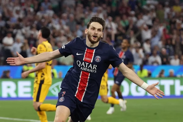 PSG synon ta “blindojë” Kvaratskhelian para ceremonisë së Topit të Artë