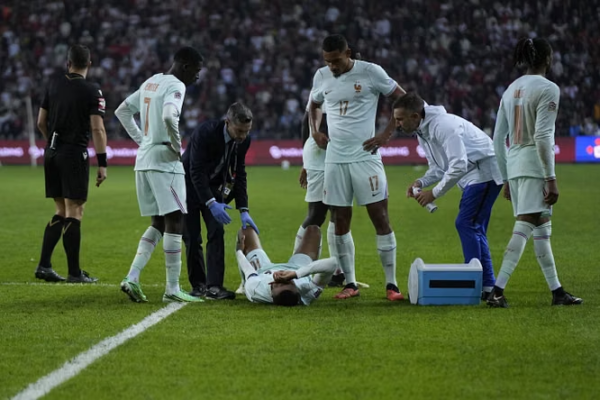 Mbappé shënon dhe dëmtohet, rrëzohet në fushë për shkak të dhimbjes në gju. Zidane: “Shenjë aspak e mirë…”