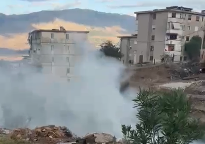 Gjirokastër, zjarri në lagjen “Zinxhira” rrezikoi banesat, ndërhyrja e zjarrfikësve shmang dëmet