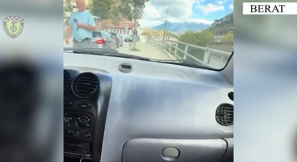 Lëvizi me makinë në trotuar në Berat, shoqërohet në polici dhe gjobitet me 60 mijë lekë