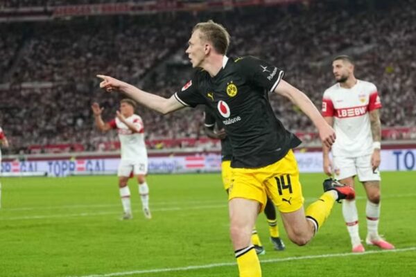 Dortmund merr fitoren e vështirë ndaj Stuttgart, por i mjafton për të marrë tre piket dhe kreun e renditjes (video)