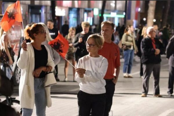 Protesta në Tiranë shënon ditën e 121-të. Marshim nga sheshi “Skënderbej” drejt Kryeministrisë