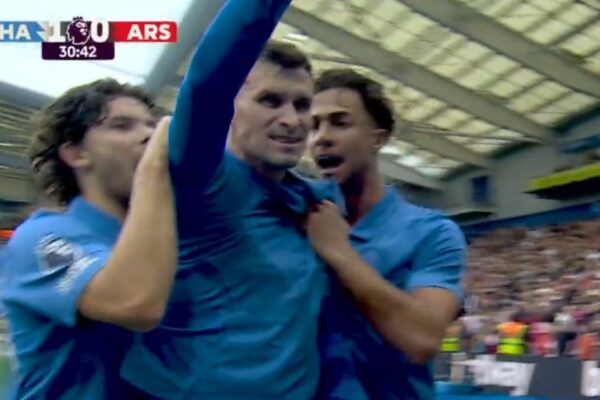 Brighton “spektakël” ndaj Arsenal në pjesën e parë, Newcastle shënon dy gola për katër minuta (Video)