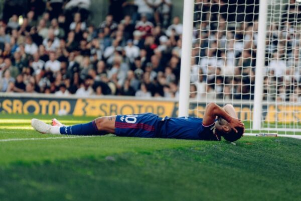 Man. United zhgënjen sërish dhe shpëton nga humbja në frymën e fundit. Carrick drejt shkarkimit