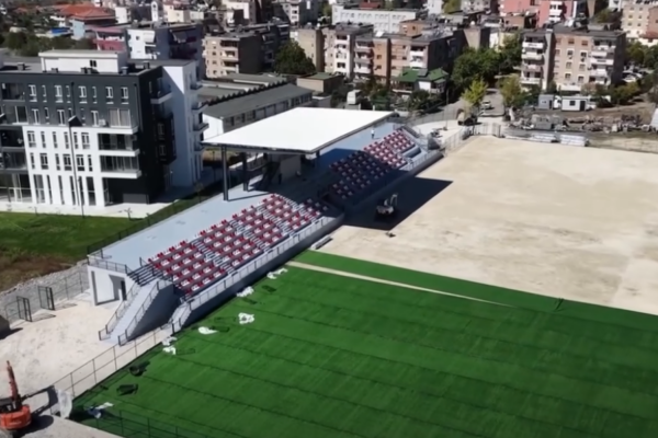 Rama publikon pamjet nga stadiumi “Myslim Koçi”: Rilindja e impiantit në Gramsh drejt përfundimit