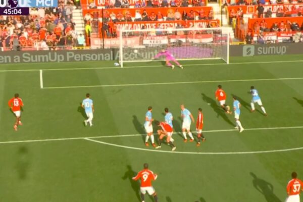 Mungon goli në pjesën e parë “Old Trafford”, “skuqet” Foden. City me një lojtar më pak