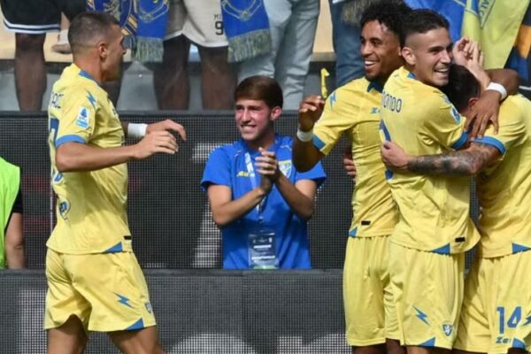 Como pëson humbjen e parë të sezonit, Frosinone surpriza më e bukur deri tani (video)