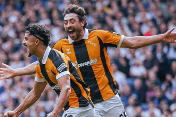 Hull City bën ligjin në “Stamford Bridge” ndaj Chelsea-s në pjesën e parë. Liverpool nuk zhbllokohet dot (video)