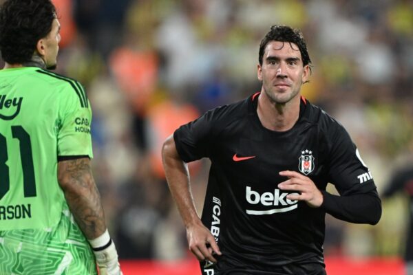 VIDEO: Spektakël në Stamboll, Vlahovic i jep fitoren e madhe Besiktas në derbin ndaj Fenerbahce