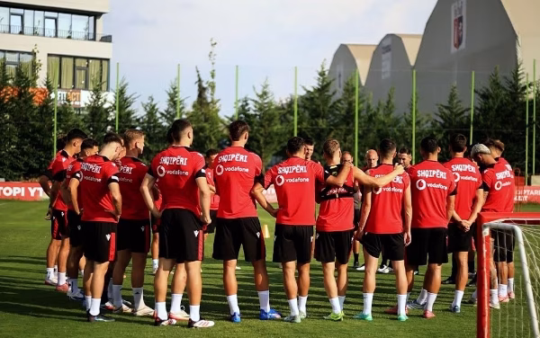 Kombëtarja e Shqipërisë e fton për herë të parë futbollistin që aktivizohet në Skoci