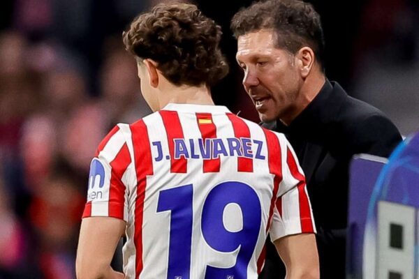 Julian Alvarez i bashkohet skuadrës, trajneri Simeone: Jeta është e mbushur me mundësi!