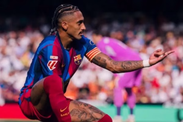 Lëndohet Raphinha, alarm te Barcelona