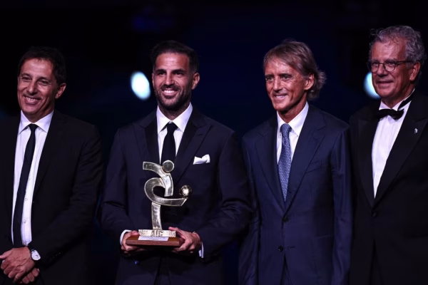 Cesc Fabregas fiton çmimin “Trajneri i Vitit” në Serie A