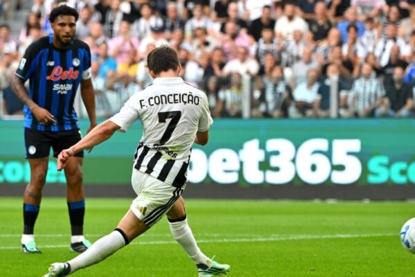 Juventus me shumë “arnime” ndaj Atalantës, por e mbyll në avantazh pjesën e parë (video)