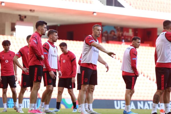 Shqipëri-Bjellorusi, 4 futbollistë përfundojnë në tribunë