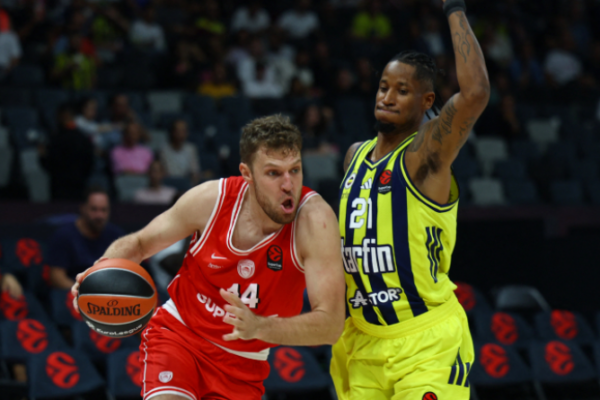 Euroliga në RTSH/ Olympiacos mund Fenerbahcen dhe kualifikohet në finalen e Superkupës