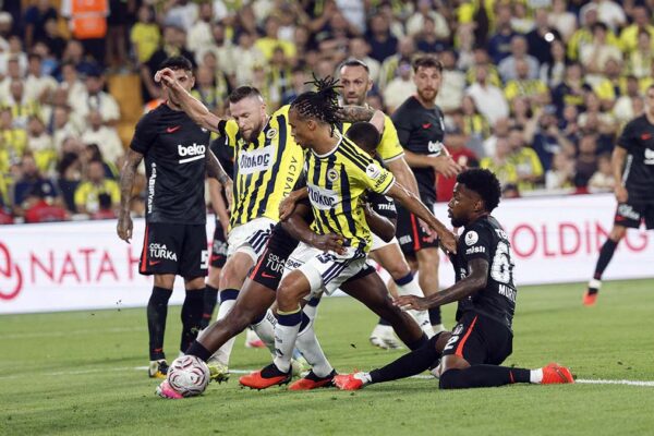 Fenerbahçe humbet derbin ndaj Besiktasit, Yildirim shpërthen ndaj gjyqtarëve: “VAR-i është në gjumë”