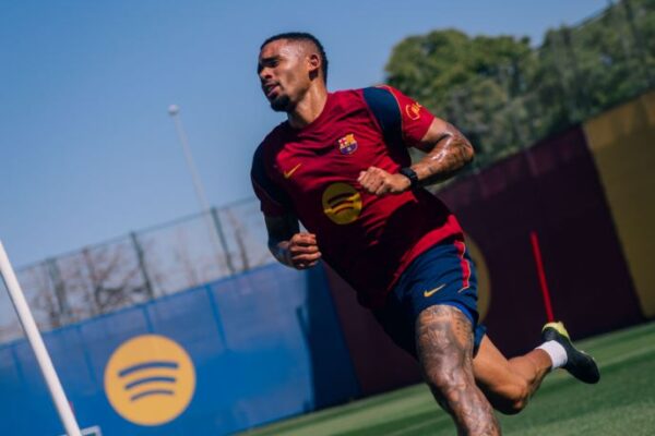 Gabriel Jesus mban stërvitjen e parë me Barcelonën