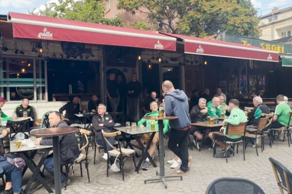 ​Irlandezët të mahnitur nga mikpritja në Prishtinë, por nuk i njohin lojtarët e Kosovës