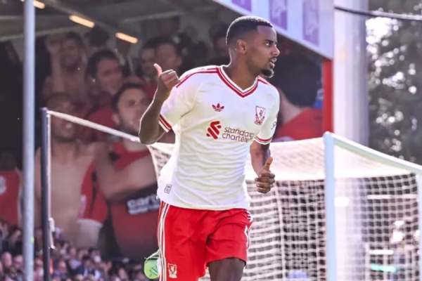 Liverpooli mposht Bournemouthin, vendos goli i Isak