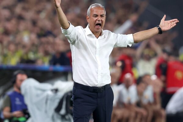 Tifozët e godasin me shishe, Kartal jep dorëheqjen – presidenti i Fenerbahçes e refuzon