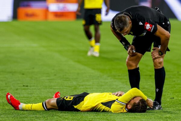 Probleme me qarkullimin e gjakut, talenti i Borussia Dortmund lë fushën dhe përfundon në spital