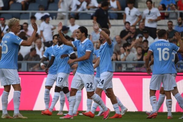 Lazio gjunjëzon Milanin në 45 minutat e para, dominim i frikshëm i bardhekaltërve (video)