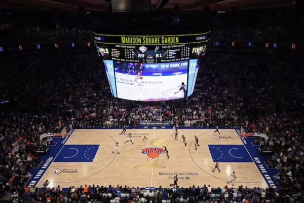NBA, një biletë për natën hapëse në ndeshjen Knicks-76ers kushton mesatarisht 2500 mijë $
