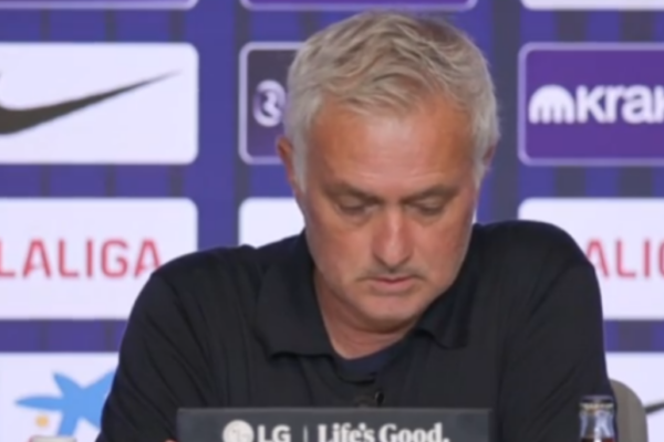 RESPEKT! Mourinho: Dua t’i përqafoj lojtarët e mi, dhanë gjithçka në fushë