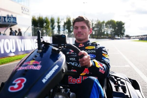 Max Verstappen fiton garën kaotike në kart kundër 100 influencuesve