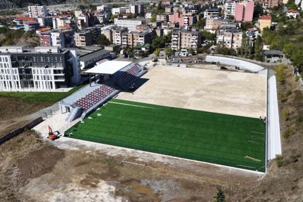 Investimet e FSHF në infrastrukturë/ Stadiumi “Myslim Koçi”, në fazën finale shtrimi i tapetit
