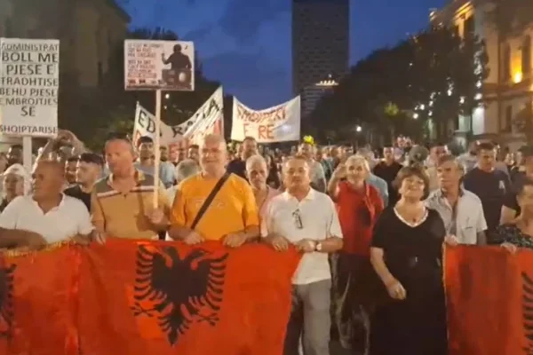 Protesta në Tiranë shënon ditën e 122-të. Marshim nga sheshi “Skënderbej” drejt Kryeministrisë