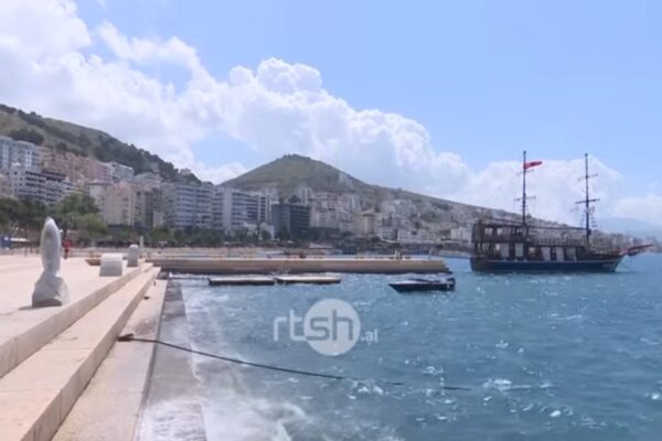 Saranda me fluks turistësh në shtator, vizitorët vazhdojnë të frekuentojnë bregdetin