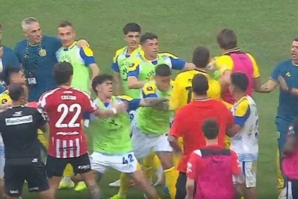 Superkupa e Argjentinës përfundon me një përleshje masive, Veron përplaset me gjyqtarin