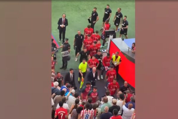 Kaos ne tunelin e stadiumit, përfshirje masive nga të dyja skuadrat. Arbitri nuk kursen kartonët e kuq (video)