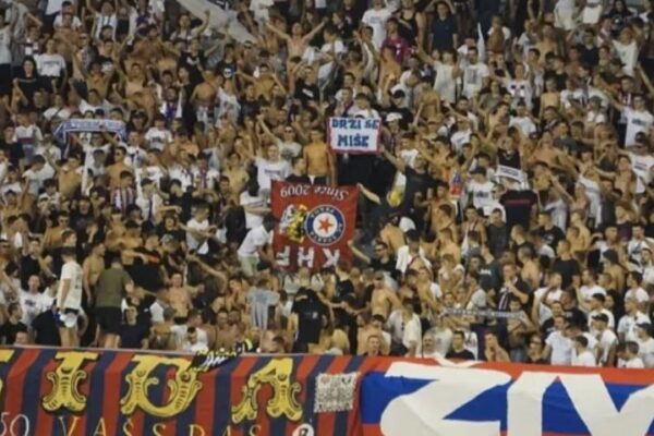 Torcida kundër glorifikimit të Mlladiqit: Djeg banderolën e tifozëve çekë dhe brohoret kundër kriminelit të luftës