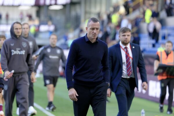 Burnley me statistika për EFL League One, Broja humb durimin dhe kapet me tifozët në parkingun e stadiumit