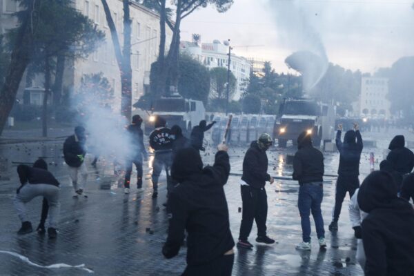 Protesta e së shtunës, Ministria e Shëndetësisë: Të lënduar 37 efektivë, 24 protestues dhe 4 kalimtarë, mes tyre një i mitur