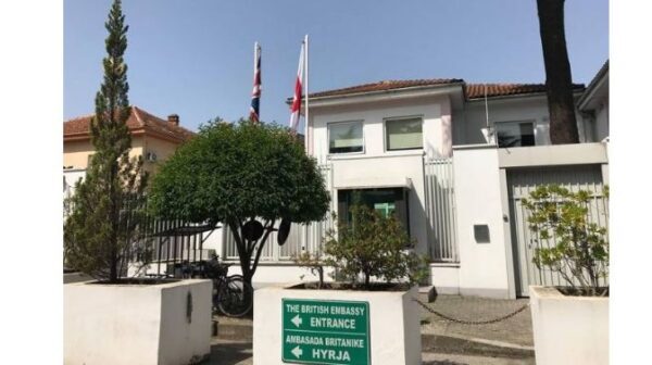 Ambasada Britanike dënon dhunën në protestë: E drejta për tubim nuk justifikon dhunën