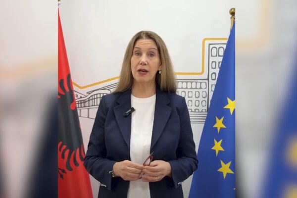 Kumbaro: Shkollat funksionojnë normalisht, jemi gati për dialog me studentët