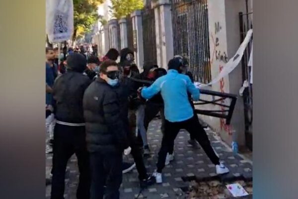 Protesta në Tiranë/ Policia: Arrestohen 16 persona dhe procedohen 49 të tjerë, 6 efektivë të lënduar